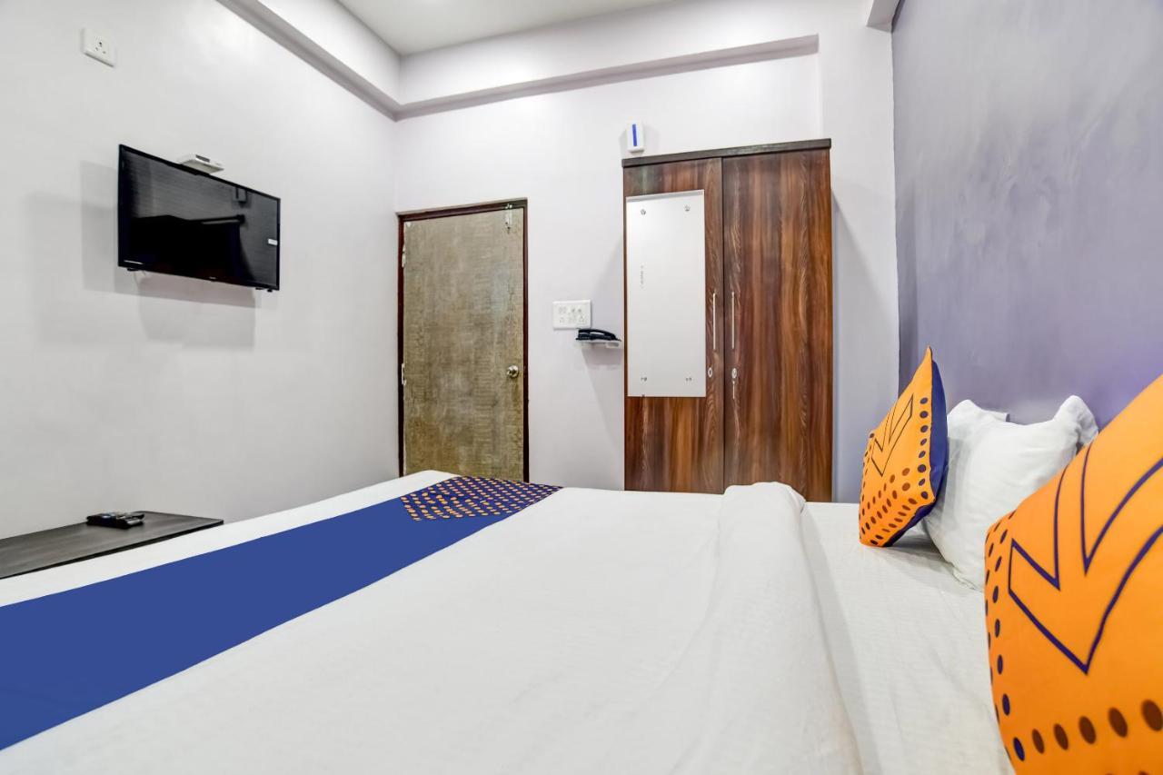 Spot On 76764 Hotel Lux Ιντόρ Εξωτερικό φωτογραφία