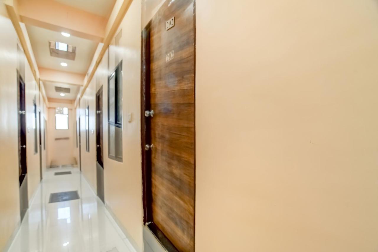 Spot On 76764 Hotel Lux Ιντόρ Εξωτερικό φωτογραφία